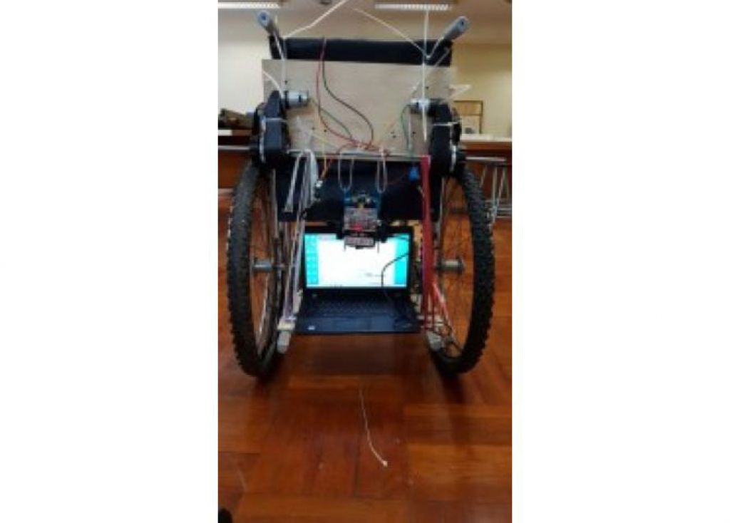 经改造后的轮椅，可放置笔记型电脑