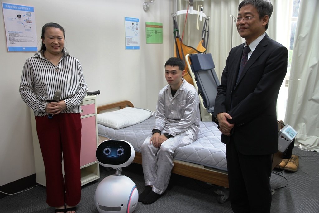 滙嘉非侵入性光纤生理监测技术，配合陪伴上机器人的提醒功能，可减轻居家照护者的负担