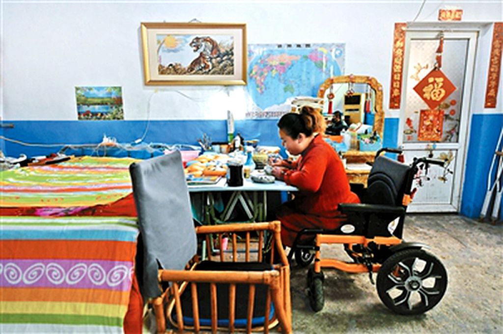 刘伟超在轮椅上进行绘画