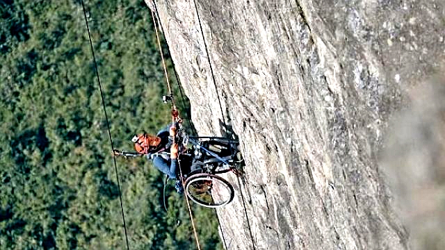 黎志伟使用「大墙攀登」的技术，其队友预先架设装备，助他成功登上狮子山。