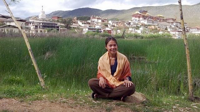 家境贫困，造就王海如独立的性格，16岁已半工读，热衷穷游，图中她身在云南山区。