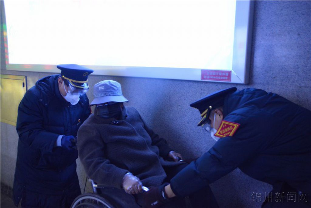  “這種時候你還這麼貼心的送我們上車，真是太謝謝你了小伙子。”2月2日下午16.50分，錦州火車站站停開往上海的T134次列車上，一位老人握著“暖男”揣男的手不住地致謝。