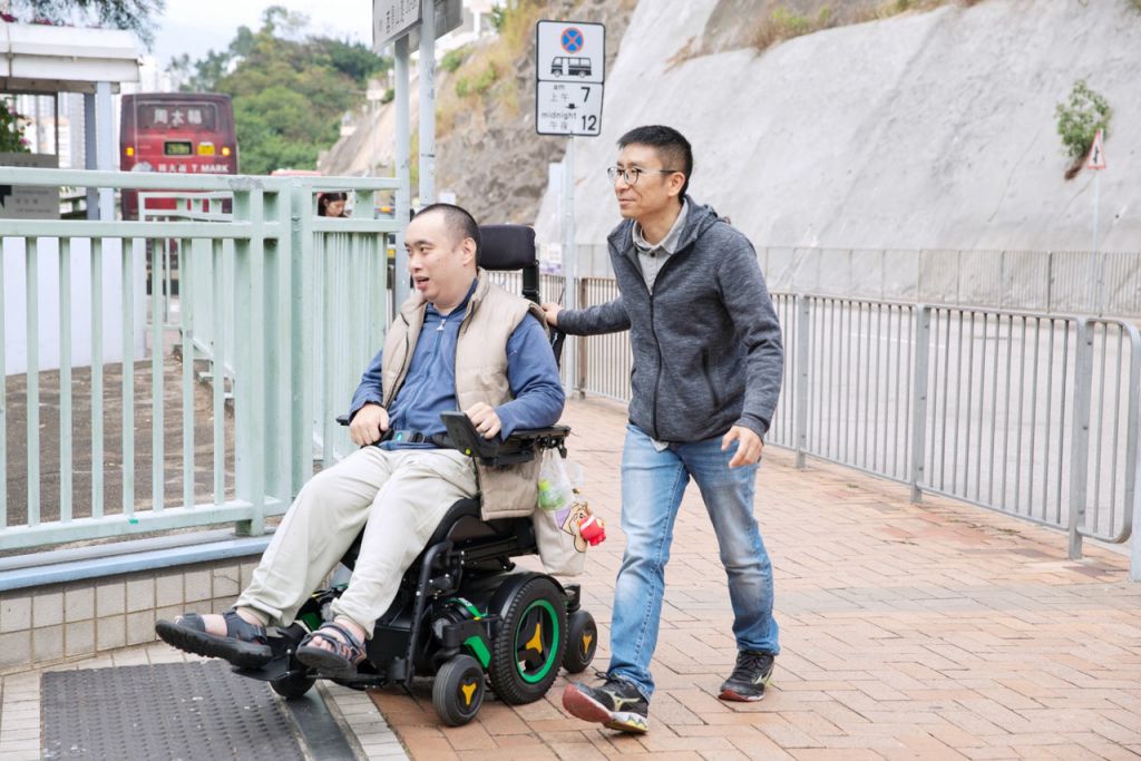 阿吉（右）认为轮椅使用者亦应去不同的地方探索世界，不应因为轮椅造成无形枷锁。