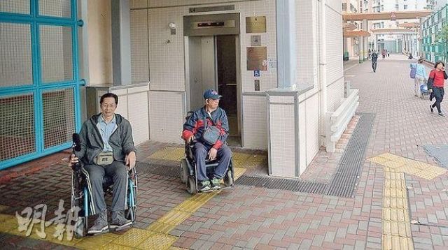 砖地凹凸杂物堵路 天水围医院今启用轮椅客叹难达