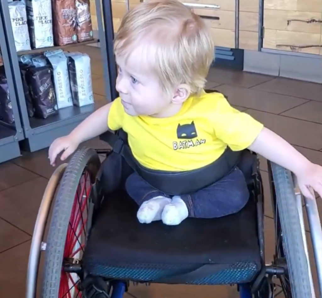 坐在輪椅上的男孩看到一個目標廣告，上面有一個像他本人一樣的孩子，他“停滯不前”