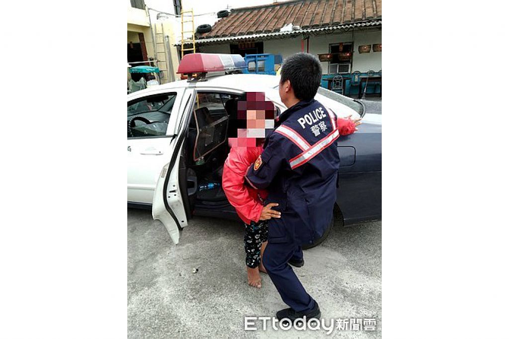 內埔警抱王婦坐上巡邏車回家