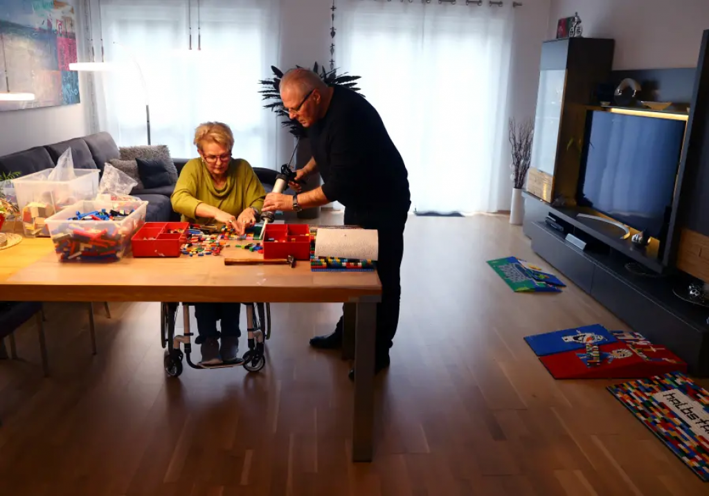 「樂高」婆婆用LEGO建造輪椅坡道 