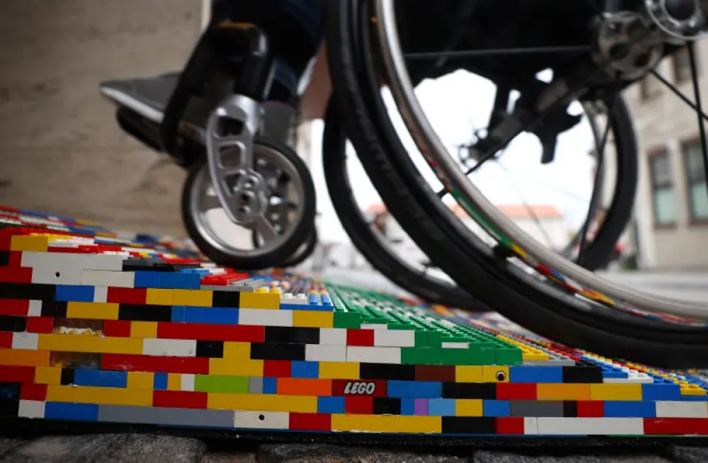 「樂高」婆婆用LEGO建造輪椅坡道 