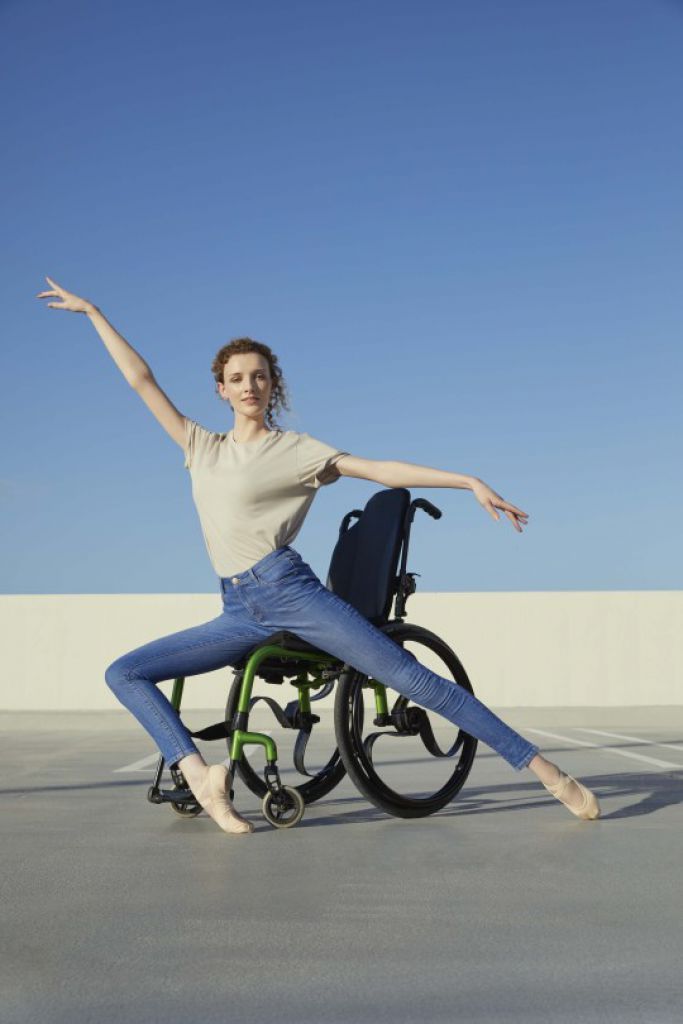 穿著ME的女人在阿斯達（Asda）廣告上的喬治（George）上與她的輪椅共舞並向人們展示了動態輪椅使用者