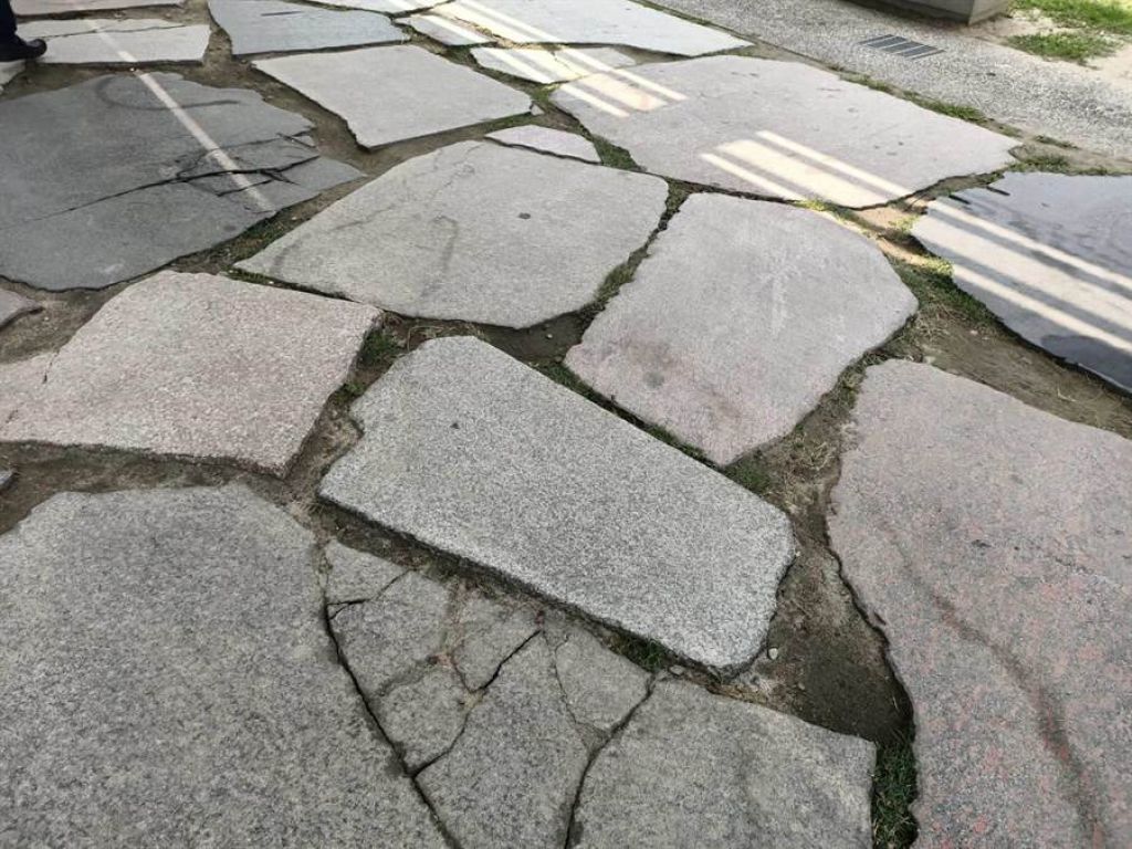 緻圓公司表示，針對路面空隙的部份，會與包商討論，以哪種石礫做填補較妥當