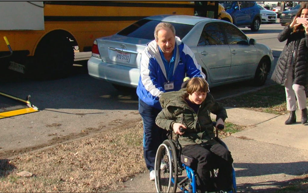 巴士司機為學生建造輪椅坡道