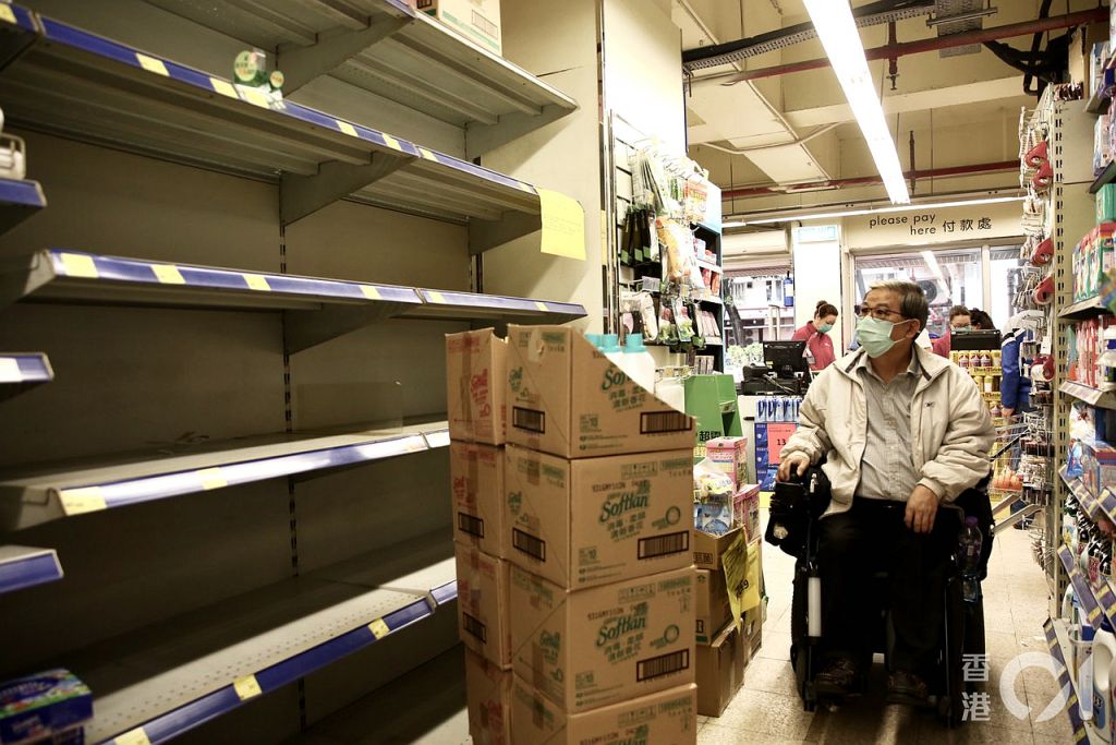 超市的廁紙被市民搶購一空，蕭先生以輪椅代步，往往難以在人潮中擠進超市購買