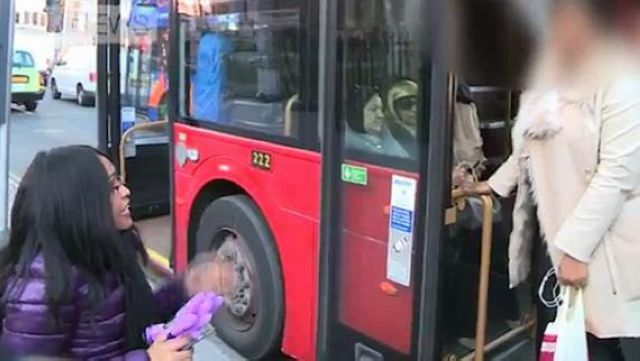 英國一殘疾女子乘車險被拒載引爭論