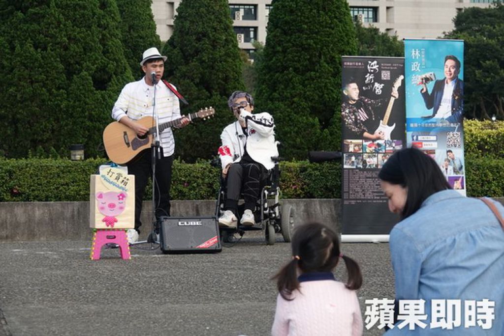 幽默的林政緯，常常吸引路人停留觀賞表演