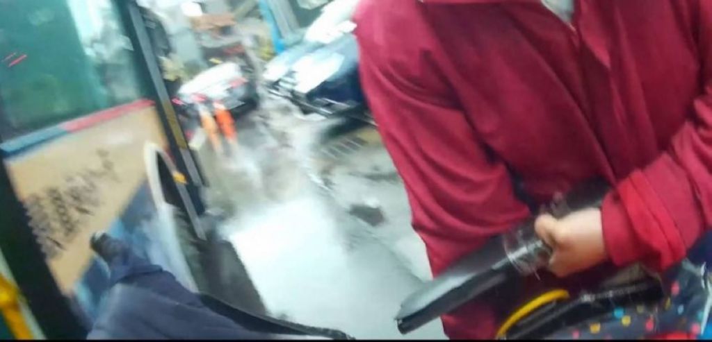警员与司机帮吴男将电动轮椅搬下公车