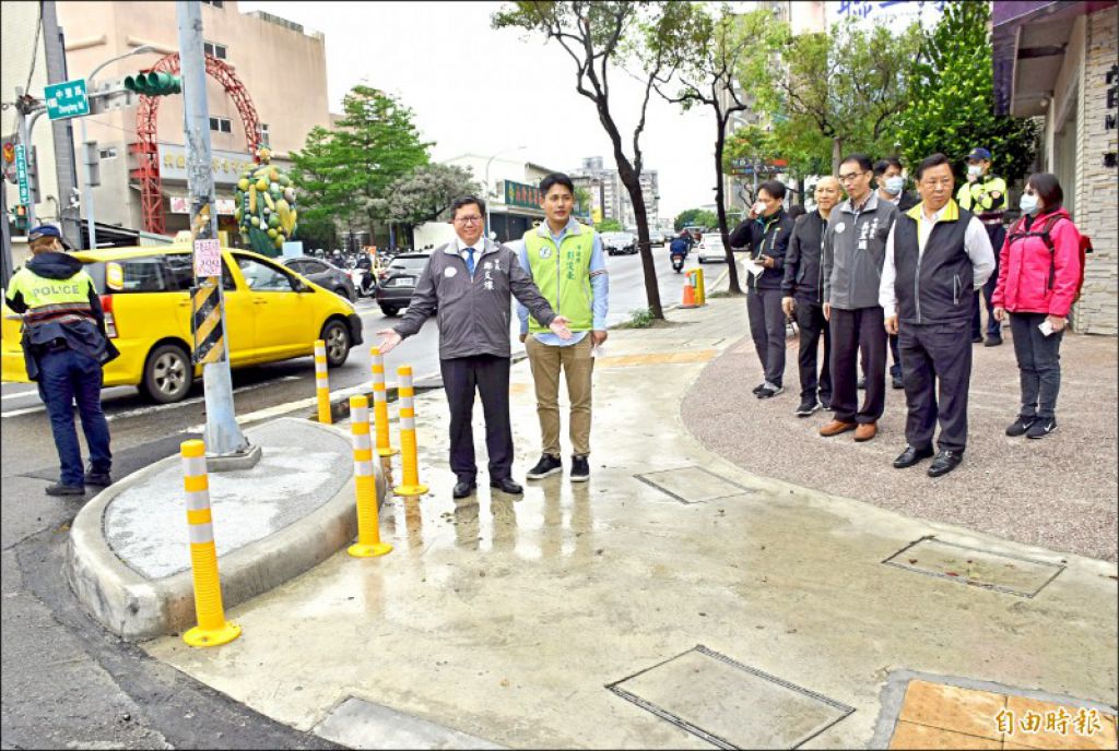 市府养护工程处办理「银河水岸亮点计画工程」，市长郑文灿现勘，肯定新增人行道岛头设置，让行人走得更安全。