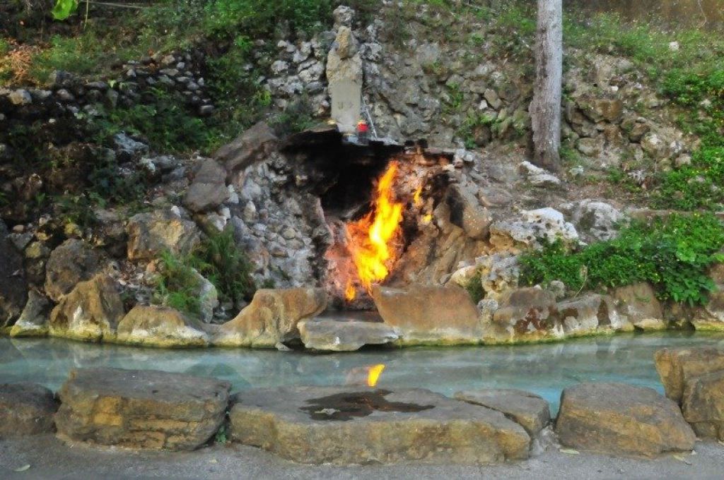 曾列台湾7景之一的水火同源，崖壁间同时有天然气和泉水涌出，形成水与火共生奥妙景观。
