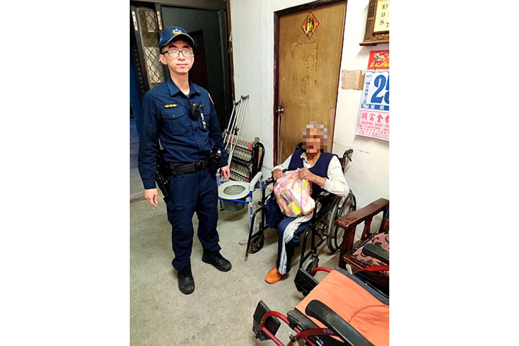 熱血青年管區關懷轄內身障及獨居長者，立即轉介善心人士贈送輪椅及病床