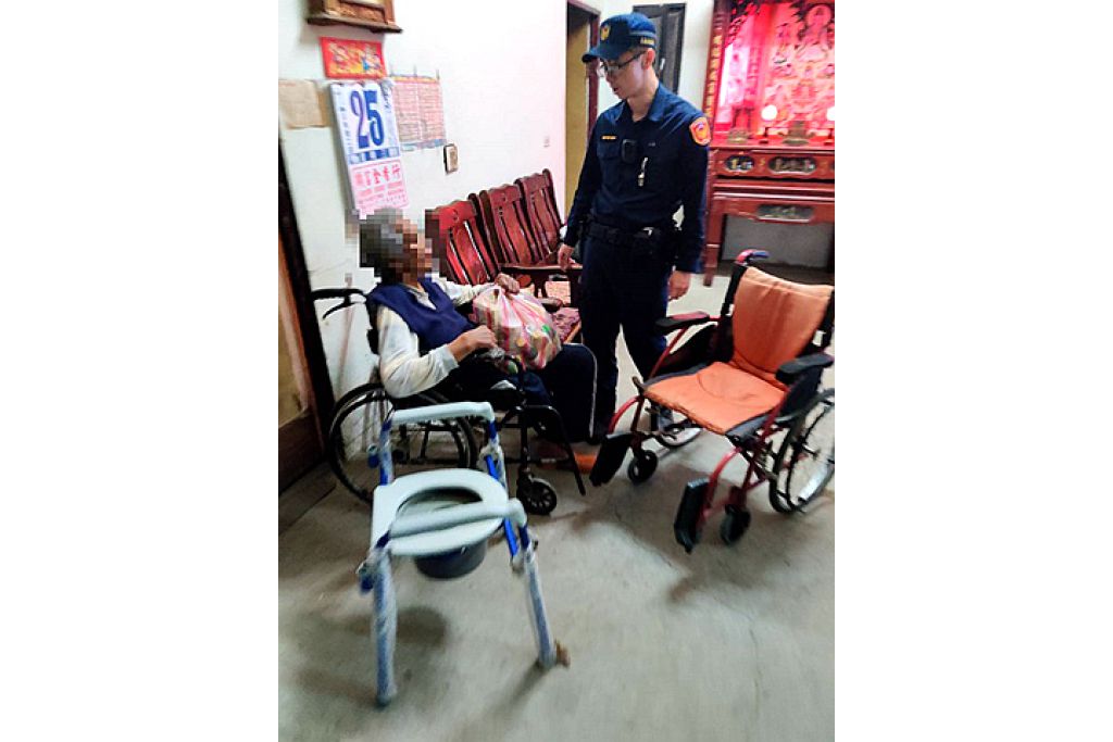 熱血青年管區關懷轄內身障及獨居長者，立即轉介善心人士贈送輪椅及病床