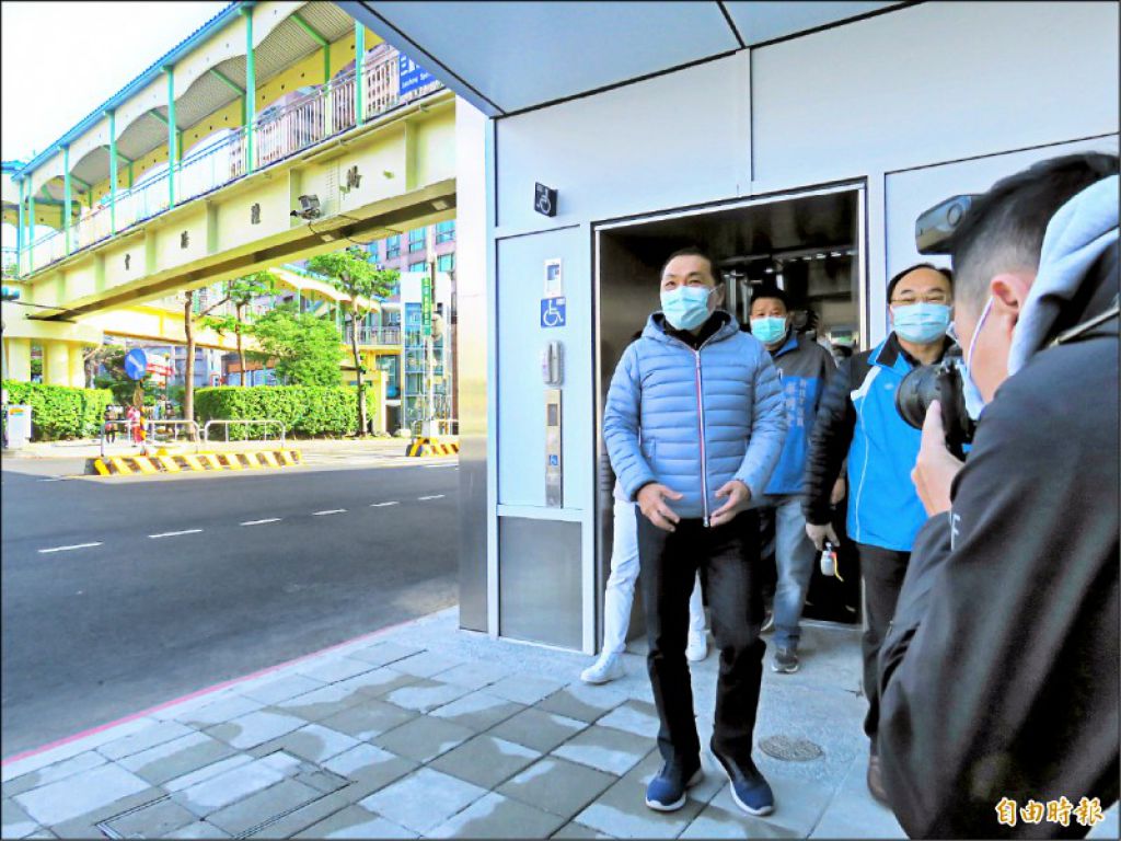 新北市長侯友宜昨天視察重陽陸橋增設電梯