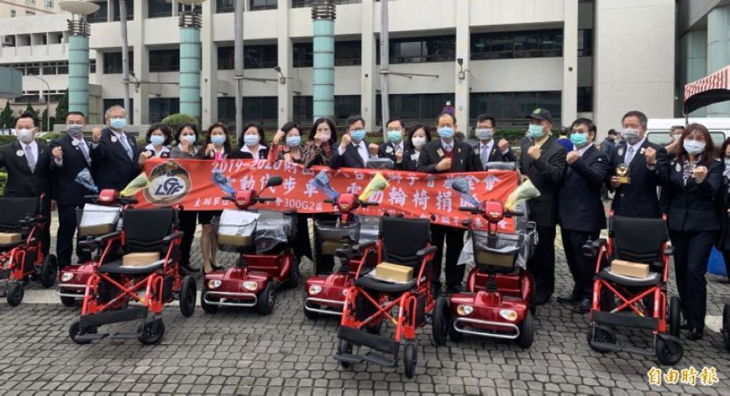 国际狮子会300G2区除捐赠4辆复康巴士外，也善用台湾狮子会基金会（LCTF）回拨款，结合在地社福团体单位，捐赠46台电动代步车及轮椅，将爱心分送予弱势家户