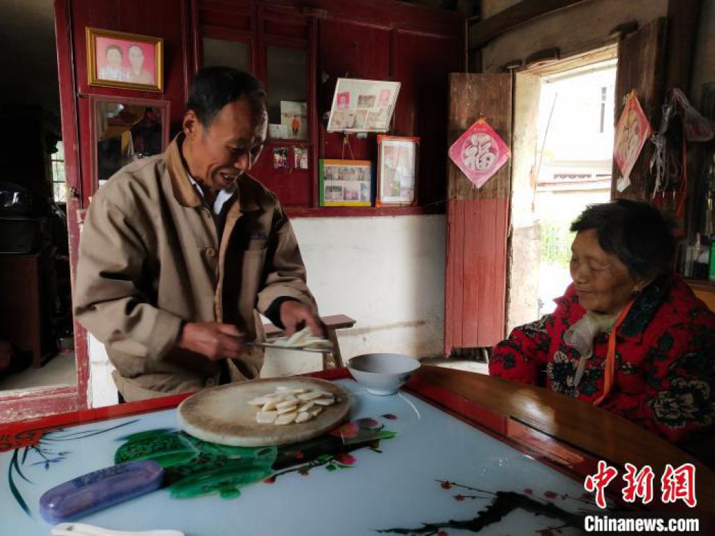 耄耋老人的浪漫十年守妻路：“執子之手，與子偕老”