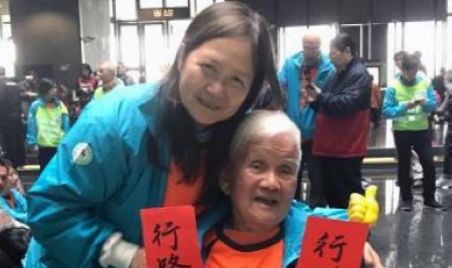 吕祥毛老人及其女儿在收步仪式现场