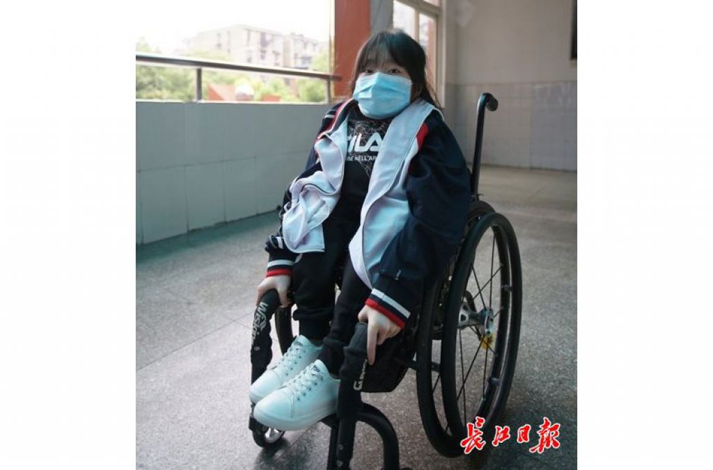 高三學生坐輪椅返校：能和老師同學們一起努力，我信