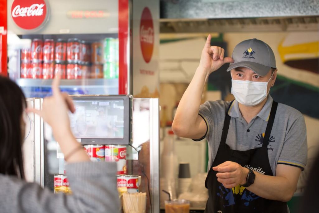 这里有饭档、面档，也有茶水档，由聋哑人士负责，俨然一个手语教室，客人可即学即用，以手语柯打饮品，咖啡、奶茶、阿华田，加奶或走奶，一份、两份或三份糖，比手划脚代替嘴巴言语。