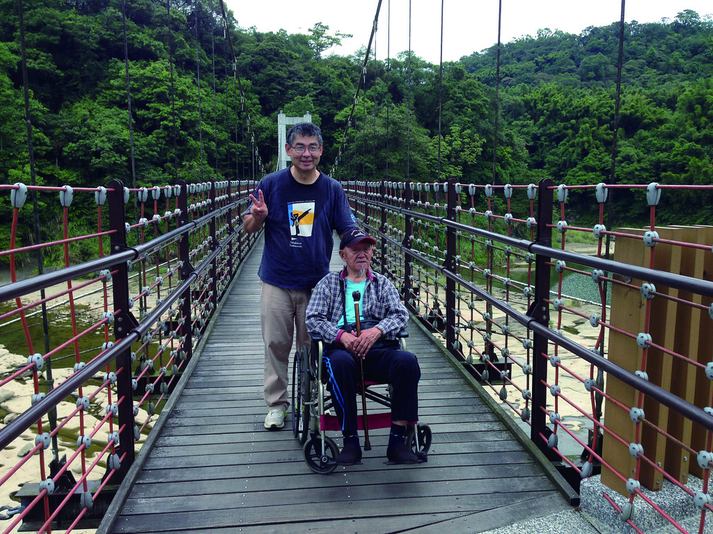 脫離輪椅重新過生活！96歲爺爺用健走杖「走」回年輕肌力