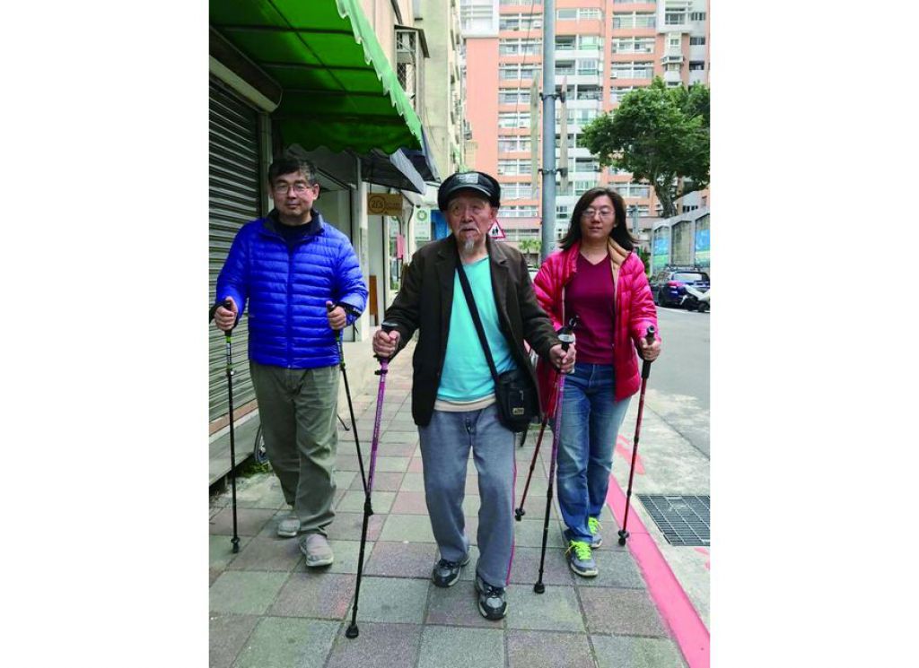 脱离轮椅重新过生活！96岁爷爷用健走杖「走」回年轻肌力