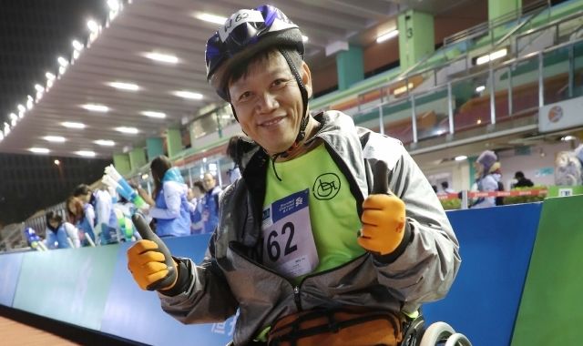 黄先生连续4年参赛，希望储齐12只生肖牌。