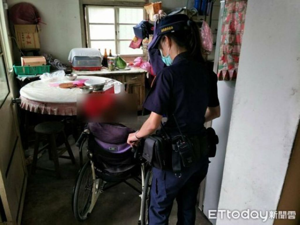 老翁对女警协助返家的举动频频致谢