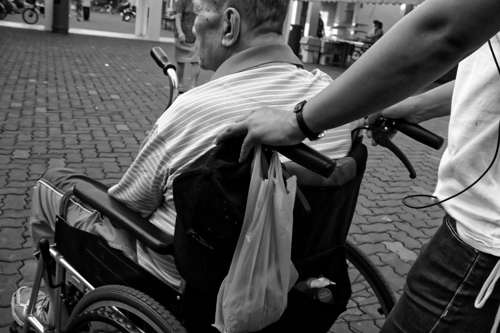回憶那晚在涼亭看到坐輪椅的爺爺
