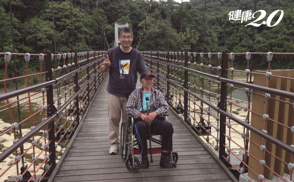 96歲不用坐輪椅、靠雙腳走透透！「2支健走杖」遠離肌少症、跌倒臥床