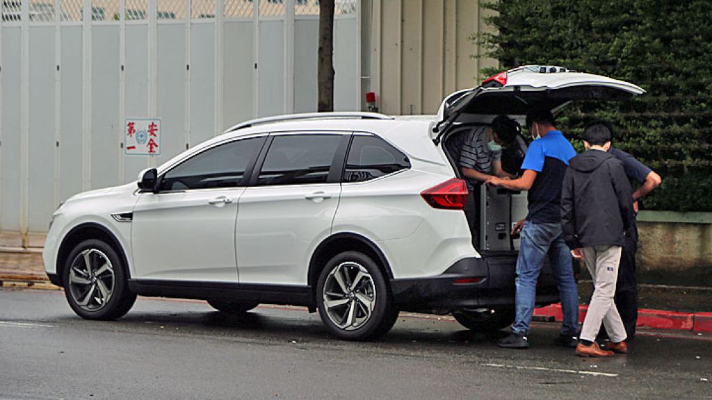 URX 福祉車後方區域也明顯較一般車型行李箱高度為低，一般大人彎腰即可在其中活動。