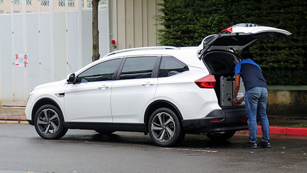 可見後方斜坡板寫著載重負荷為 300 公斤。