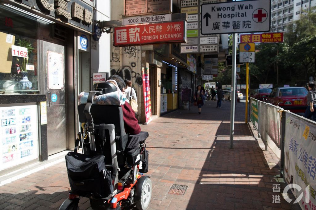 文件指，電動輪椅可於行人路上使用。
