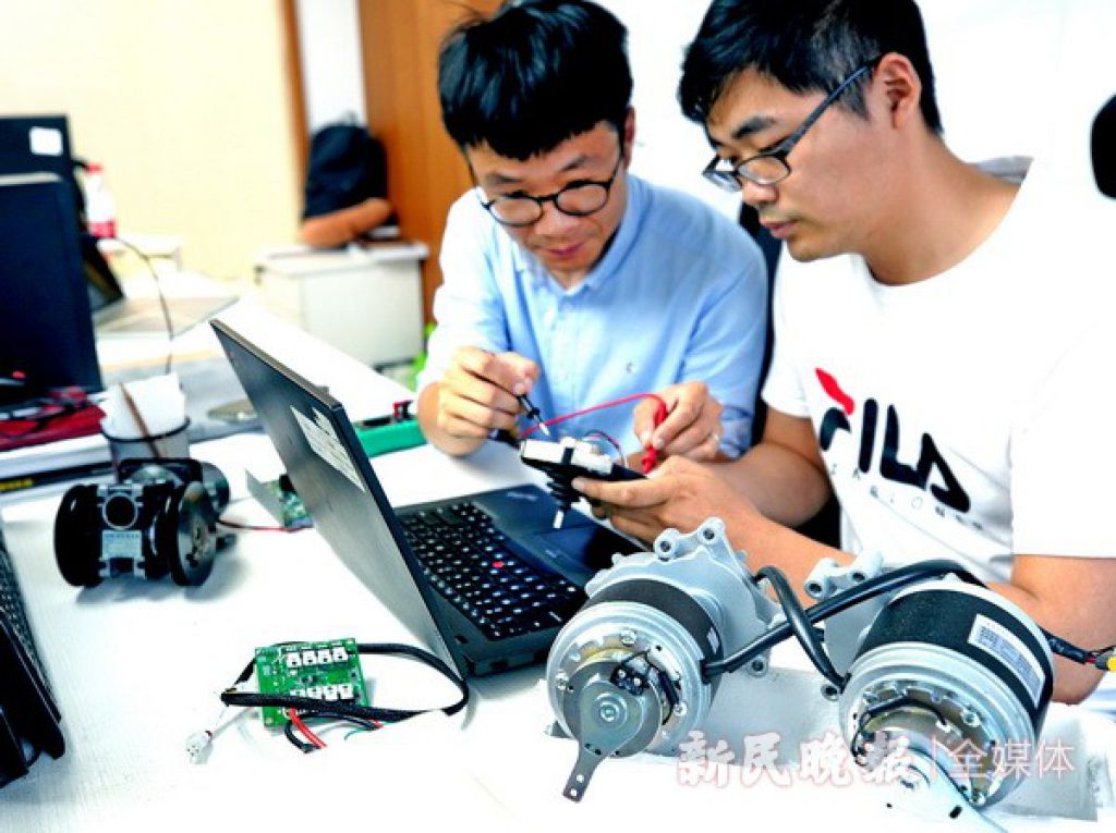 為邦邦機器人公司年輕科研人員在研發新產品