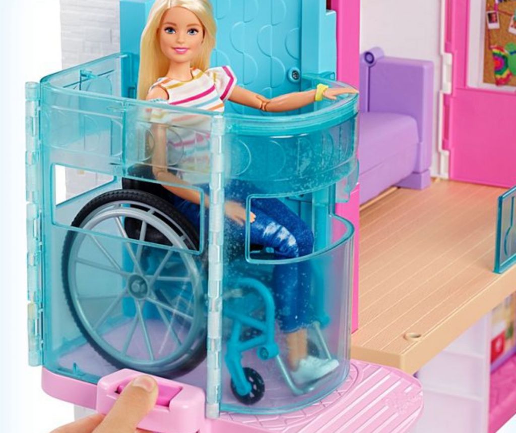 最新的芭比夢工廠現在包括輪椅可進入的電梯