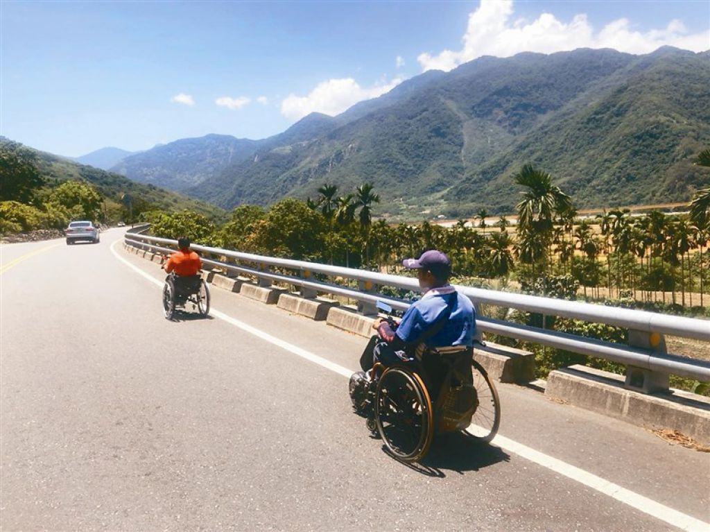 身障國手搭火車 騎輪椅 9.8 公里