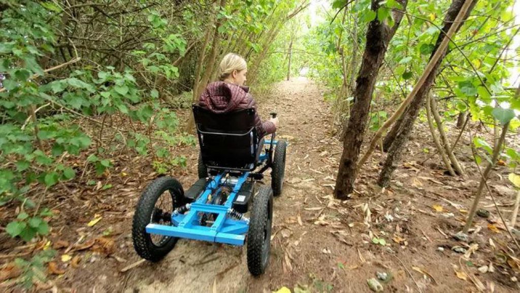 科技暖男替癱瘓妻打造「越野輪椅」：就是要一起上山下海