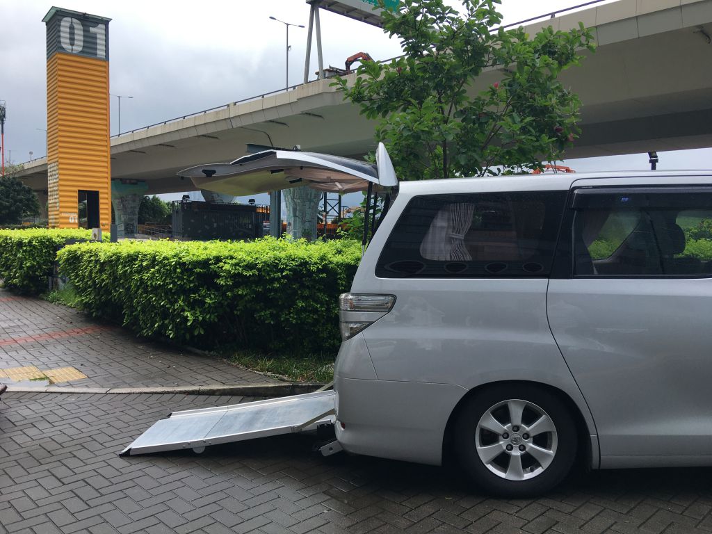 優越服務見關懷 - 凱柏轎車