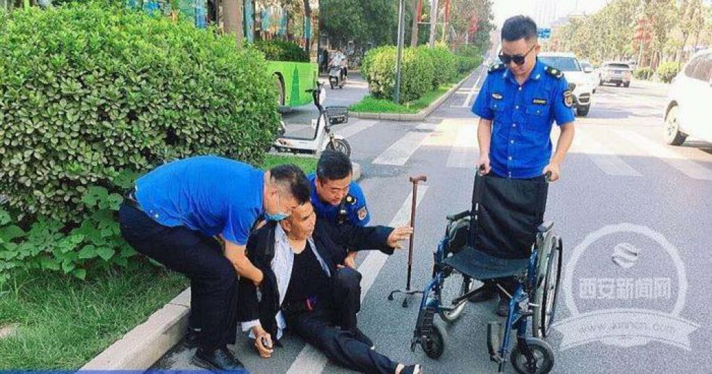 老人從輪椅滑落4名城管隊員護送回家