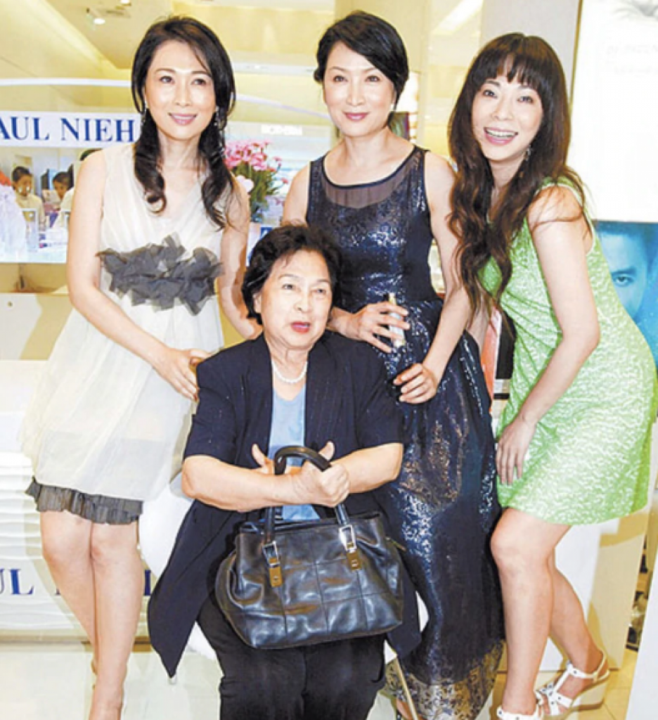 張瓊姿（中）十多年前與妹妹張瓊瑤（右）、姊姊張瓊玲（左）及媽媽（前）一起出席活動。