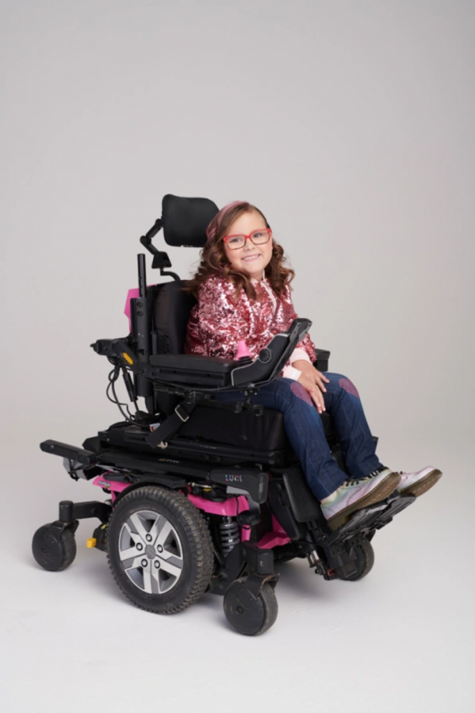 等待市面上的輪椅公司發布最新產品當然也可以，但女兒一天天長大，不知道還要等多久。