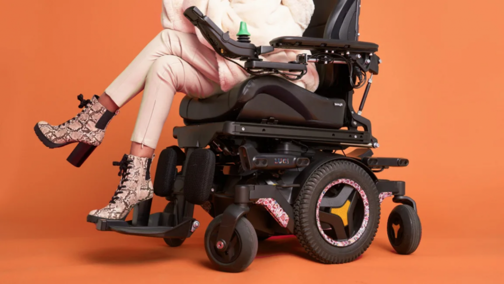老爸為女兒打造“超級”輪椅：紅外雷達判斷路況，拉英特爾合作，還開了公司