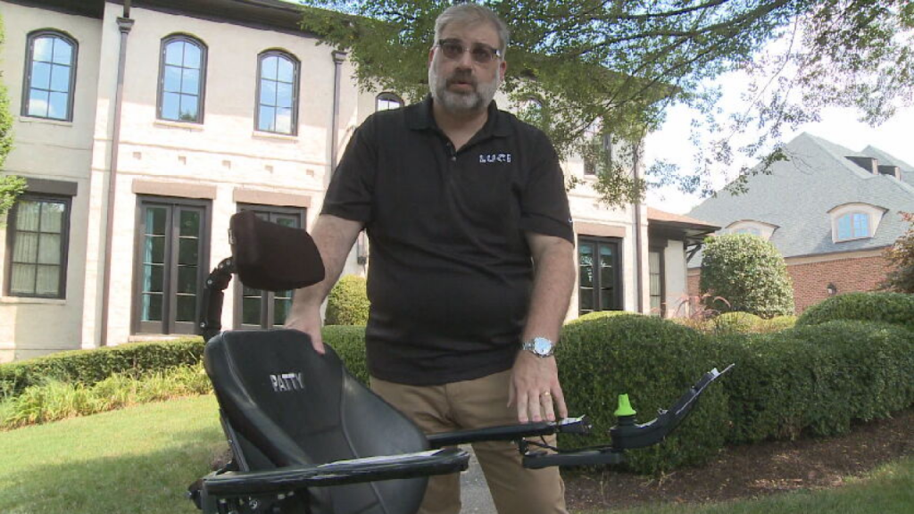 老爸為女兒打造“超級”輪椅：紅外雷達判斷路況，拉英特爾合作，還開了公司