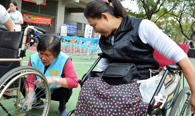 行动无碍 社区志工为身障者清洁轮椅