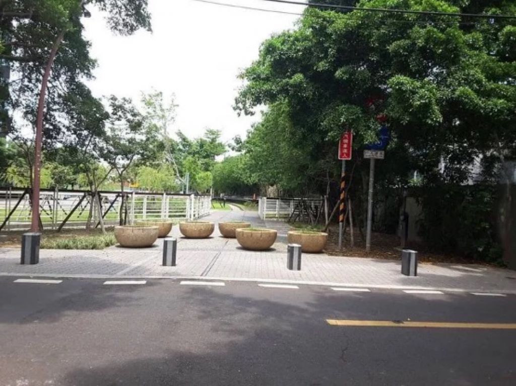 桃林鐵路路廊出入口設車阻 輪椅族被擋怒「二度傷害」